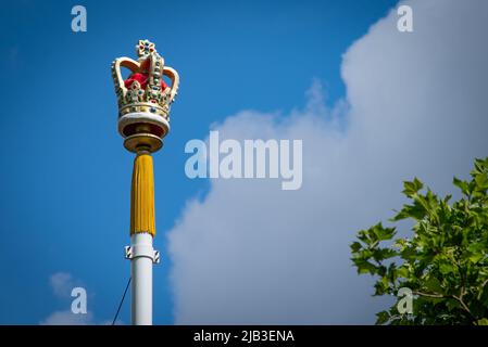 London, UK. 02nd June, 2022. A large crown is displayed during the Queen Elizabeth II Platinum Jubilee 2022. The event marks Queen Elizabeth's 70th anniversary of her accession to the throne on 6 February 1952, in London. Credit: SOPA Images Limited/Alamy Live News Stock Photo