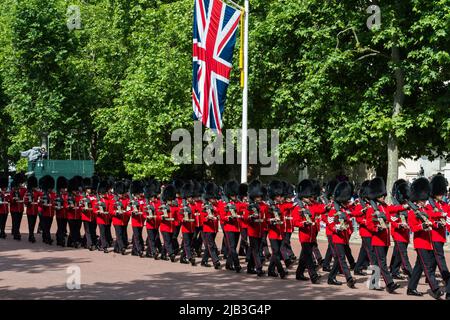 London, UK. 02nd June, 2022. Irish Guards march along The Mall during the Trooping the Colour military parade to honour the official birthday Her Majesty the Queen and the Platinum Jubilee. Millions of people in the UK are set to join the four-day celebrations marking the 70th year on the throne of Britain's longest-reigning monarch, Queen Elizabeth II, with over a billion viewers expected to watch the festivities around the world. Credit: Wiktor Szymanowicz/Alamy Live News Stock Photo