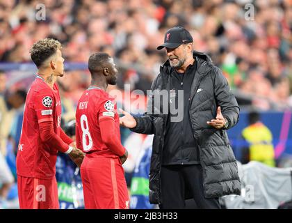 Paris, France. 28th May, 2022. left to right Roberto FIRMINO (LFC), Naby KEITA (LFC), coach Juergen KLOPP (JÃ rgen)(LFC) Soccer Champions League Final 2022, Liverpool FC (LFC) - Real Madrid (Real) 0: 1, on May 28th, 2022 in Paris, France. Â Credit: dpa/Alamy Live News Stock Photo