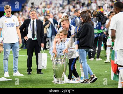 Toni KROOS (real) with the cup and his family, children, brother Felix KROOS l. Wife Jessica, Soccer Champions League Final 2022, Liverpool FC (LFC) - Real Madrid (Real) 0: 1, on May 28th, 2022 in Paris/France. Â Stock Photo
