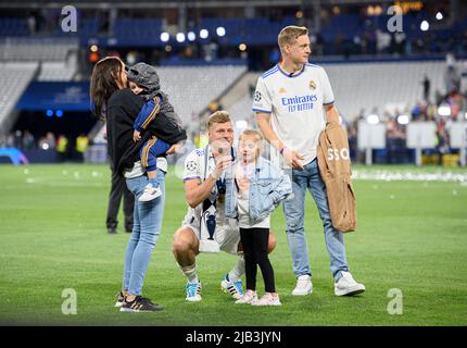 Toni KROOS (real) with family wife Jessica, baby, children, brother Felix KROOS r. Soccer Champions League Final 2022, Liverpool FC (LFC) - Real Madrid (Real) 0: 1, on May 28th, 2022 in Paris/France. Â Stock Photo