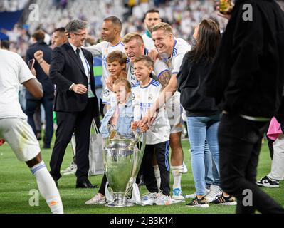 Toni Kroos (real) with the trophy and his family, children, brother Felix Kroos, wife Jessica, Football Champions League Finale 2022, Liverpool FC (LFC) - Real Madrid (Real) 0: 1, on May 28, 2022 in Paris/ France . Â Stock Photo