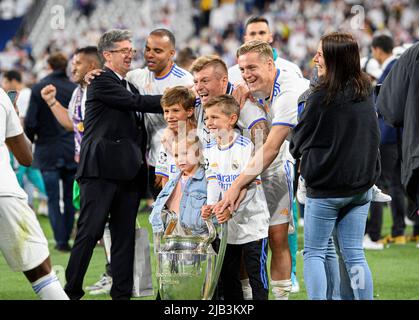 Toni Kroos (real) with the trophy and his family, children, brother Felix Kroos, wife Jessica, Football Champions League Finale 2022, Liverpool FC (LFC) - Real Madrid (Real) 0: 1, on May 28, 2022 in Paris/ France . Â Stock Photo