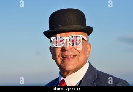 Hove , Brighton UK 2nd June 2022 - Crowds gather for the the lighting of the Queen's Platinum Jubilee LED beacon on Hove seafront this evening as beacons across the country are lit during  the celebrations : Credit Simon Dack / Alamy Live News Stock Photo