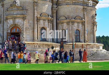 Dubrovitsy, Podolsk, Russia, 05.01.2022. Religious procession of believers with icons. Prayer at the Znamenskaya Orthodox Church of the XVIII century Stock Photo