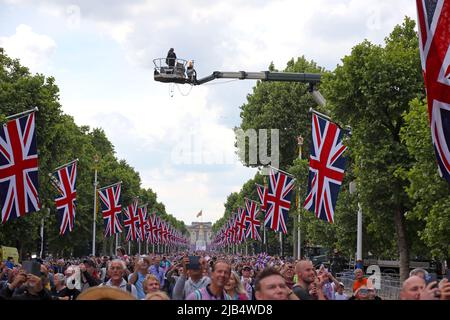 London, UK. 02nd June, 2022. Queen Elizabeth II Platinum Jubilee weekend starts today with Trooping the Colour. Trooping the Colour traditionally marks the Queens official birthday and 1,400 soldiers, 200 horses and 400 musicians parade for Queen Elizabeth II, and the event finishes with an RAF flypast as the Royal Family watch from the balcony at Buckingham Palace. This year the colour will be trooped by 1st Battalion Irish Guards. Credit: Paul Marriott/Alamy Live News Stock Photo