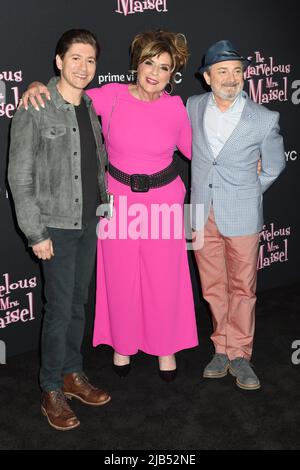 Brooklyn, NY, USA. 2nd June, 2022. Michael Zegen, Caroline Aaron, Kevin Pollak at arrivals for THE MARVELOUS MRS. MAISEL FYC Screening, Steiner Studios, Brooklyn, NY June 2, 2022. Credit: Quoin Pics/Everett Collection/Alamy Live News Stock Photo