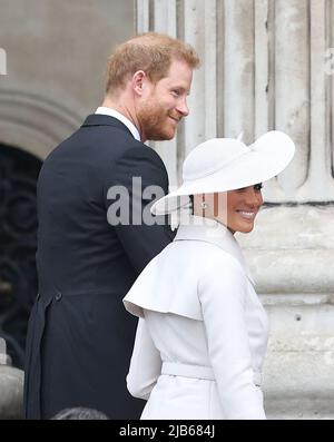 London, UK. 3rd June, 2022. Meghan, Duchess and Prince Harry, Duke of Sussex arrive for a thanksgiving Service for HRH Queen Elizabeth II to celebrate her Platinum Jubilee at St Paul's Cathedral in London. Credit: James Boardman/Alamy Live News Stock Photo