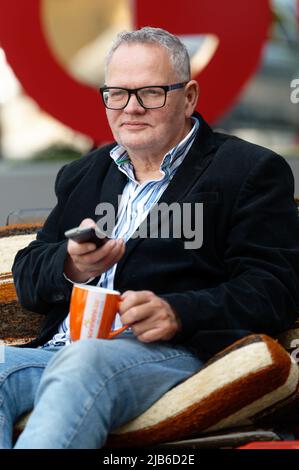 Essen, Germany. 03rd June, 2022. Presenter Ulli Potofski sits on an armchair during a photo session before a press conference for the 'Goldene Sonne Spezial,' sonnenklar.TV's gala. Credit: Henning Kaiser/dpa/Alamy Live News Stock Photo