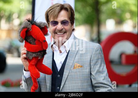 Essen, Germany. 03rd June, 2022. Presenter Jörg Draeger stands in front of the venue before a press conference for the 'Goldene Sonne Spezial', sonnenklar.TV's gala. Credit: Henning Kaiser/dpa/Alamy Live News Stock Photo