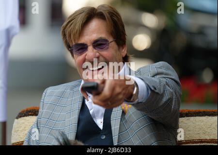 Essen, Germany. 03rd June, 2022. Presenter Jörg Draeger sits on an armchair during a photo session before a press conference for the 'Goldene Sonne Spezial,' sonnenklar.TV's gala. Credit: Henning Kaiser/dpa/Alamy Live News Stock Photo