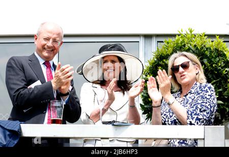 Racegoers take part in a minutes applause for former jockey Lester Piggott on Ladies Day during the Cazoo Derby Festival 2022 at Epsom Racecourse, Surrey. Picture date: Friday June 3, 2022. Stock Photo