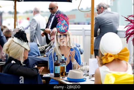 Racegoers take part in a minutes applause for former jockey Lester Piggott on Ladies Day during the Cazoo Derby Festival 2022 at Epsom Racecourse, Surrey. Picture date: Friday June 3, 2022. Stock Photo