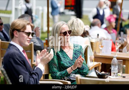 Racegoers take part in a minutes applause for former jockey Lester Piggott in the StanleyÕs Hospitality Tent on Ladies Day during the Cazoo Derby Festival 2022 at Epsom Racecourse, Surrey. Picture date: Friday June 3, 2022. Stock Photo