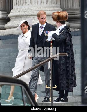 London UK 3rd June 2022 - Harry and Meghan the Duke and Duchess of Sussex after attending the Thanksgiving Service for the Queen's Platinum Jubilee held at St Paul's Cathedral in London : Credit Simon Dack / Alamy Live News Stock Photo