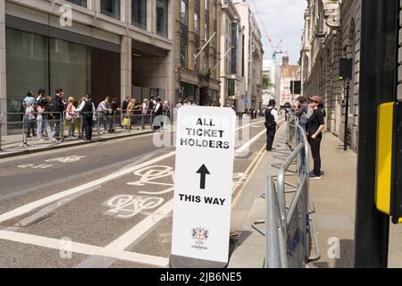 London UK, 3rd June 2022.  Day 3 of Platinum jubilee celebration. Credit: glosszoom/Alamy Live News Stock Photo