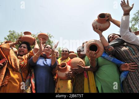 New Delhi, India. 03rd June, 2022. The Women of BJP expressed their anger about the water scarcity with empty pots on their heads as they reached the Town Hall in Wall city to protest against the Delhi Government, led by former Union Minister and MP Vijay Goel, in Delhi on Friday, June 03, 2022. (Photo by Ravi Batra/Sipa USA) Credit: Sipa USA/Alamy Live News Stock Photo