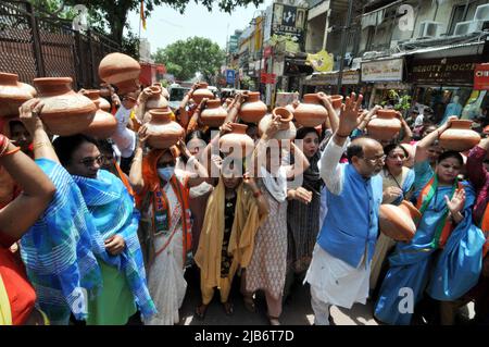 New Delhi, India. 03rd June, 2022. The Women of BJP expressed their anger about the water scarcity with empty pots on their heads as they reached the Town Hall in Wall city to protest against the Delhi Government, led by former Union Minister and MP Vijay Goel, in Delhi on Friday, June 03, 2022. (Photo by Ravi Batra/Sipa USA) Credit: Sipa USA/Alamy Live News Stock Photo