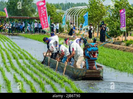 SHENYANG, CHINA - JUNE 3, 2022 - A mud dragon boat race is held at daomeng Space in Shenyang, Liaoning Province, China, June 3, 2022. In the Xibo town Stock Photo