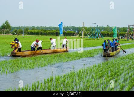 SHENYANG, CHINA - JUNE 3, 2022 - A mud dragon boat race is held at daomeng Space in Shenyang, Liaoning Province, China, June 3, 2022. In the Xibo town Stock Photo