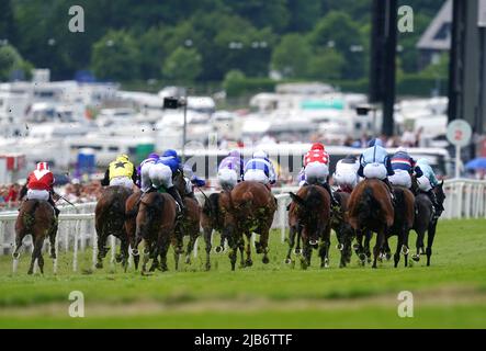 Runners and riders in action during The World Pool Handicap on Ladies Day during the Cazoo Derby Festival 2022 at Epsom Racecourse, Surrey. Picture date: Friday June 3, 2022. Stock Photo