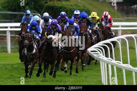 Runners and riders in action during The World Pool Handicap on Ladies Day during the Cazoo Derby Festival 2022 at Epsom Racecourse, Surrey. Picture date: Friday June 3, 2022. Stock Photo