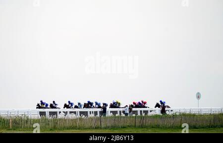 Runners and riders in action during World Pool Handicap on Ladies Day during the Cazoo Derby Festival 2022 at Epsom Racecourse, Surrey. Picture date: Friday June 3, 2022. Stock Photo