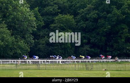 Runners and riders in action during World Pool Handicap on Ladies Day during the Cazoo Derby Festival 2022 at Epsom Racecourse, Surrey. Picture date: Friday June 3, 2022. Stock Photo