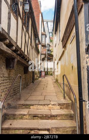 Light Steps off George Street in Old Hastings, provide access to the Olde Pump House pub, East Sussex, UK Stock Photo