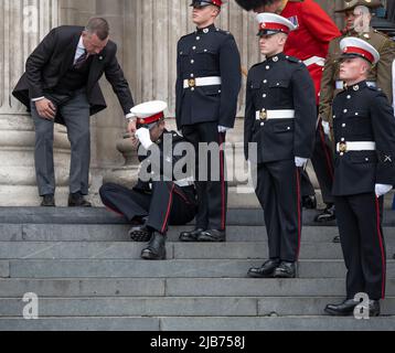 St Paul’s Cathedral, London, UK. 3 June 2022. A number of members of the Honour Guard are overcome by heat before The National Service of Thanksgiving at St Paul’s Cathedral as part of Platinum Jubilee Celebrations for The Queen’s reign. Credit: Malcolm Park/Alamy Live News. Stock Photo