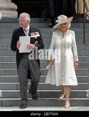 St Paul’s Cathedral, London, UK. 3 June 2022. Charles, Prince of Wales, and Camilla, Duchess of Cornwall, leave St Pauls after attending The National Service of Thanksgiving at St Paul’s Cathedral as part of Platinum Jubilee Celebrations for The Queen’s reign. Credit: Malcolm Park/Alamy Live News. Stock Photo