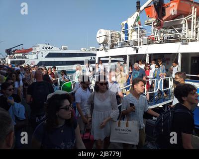Capri (Italia): turisti sulle banchine del porto dell'isola Stock Photo