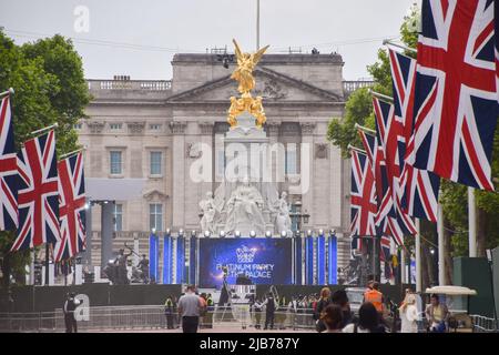 London, England, UK. 3rd June, 2022. Final preparations and soundchecks took place ahead of day 3 of The Queen's Platinum Jubilee Weekend, which will see famous artists take the stage outside Buckingham Palace, including Queen   Adam Lambert, Diana Ross and Duran Duran, among many others. (Credit Image: © Vuk Valcic/ZUMA Press Wire) Stock Photo