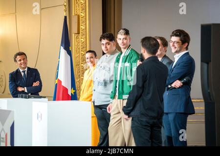 French President Emmanuel Macron, French journalist Laure Valee, French entrepreneur Kamel Kebir, aka Kameto, French entrepreneur Amine Mekri, aka Prime, next to Fabien Devid, Sebastien Debs and William Belaid during a meeting with French esport video game players at the Elysee Palace in Paris, France on June 3, 2022. Photo by Gabrielle CEZARD/Pool/ABACAPRESS.COM Stock Photo