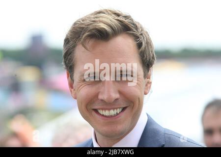Epsom Downs, Surrey, UK. 3rd June, 2022. Oli Bell, ITVÕs racing lead commentator and presenter at the Cazoo Oaks Classic horse race Credit: Motofoto/Alamy Live News Stock Photo