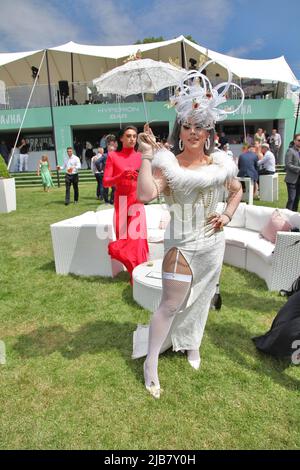 Epsom Downs, Surrey, UK. 3rd June, 2022. Girls just wanna have fun at the Cazoo Oaks Classic horse race Credit: Motofoto/Alamy Live News Stock Photo