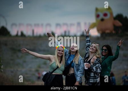Bitterfeld Wolfen, Germany. 03rd June, 2022. Visitors from Leipzig celebrate after the opening of the Mainstage at the Spring Break Festival at the Goitzschesee in Pouch. Around 25,000 visitors are expected. Credit: Alexander Prautzsch/dpa-Zentralbild/dpa/Alamy Live News Stock Photo