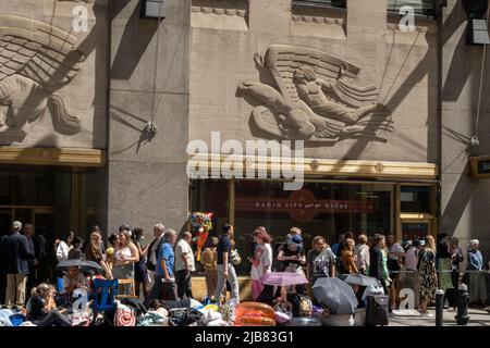1270 Avenue of the Americas is part of the Rockefeller Center art-deco ...