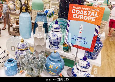 https://l450v.alamy.com/450v/2jb8535/aventura-florida-miamimarshalls-homegoods-discount-department-store-home-decor-shoppinginside-interior-display-sale-ceramic-vases-imported-2jb8535.jpg