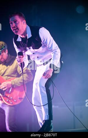 The Kaiser Chiefs Performing at Doncaster Racecourse , Doncaster , UK , 03.06.2022 Stock Photo