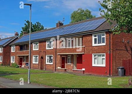 Chiltern Place Warringon Solar PV, off Winwick Road, Cheshire, WA1, England, UK Stock Photo
