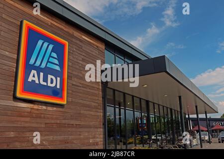 Aldi discounter supermarket, Winwick Road, Warrington, Cheshire, England, UK, WA2 9SA Stock Photo