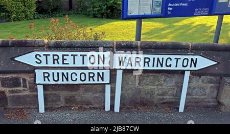 Old signs to Stretton, Runcorn, Warrington, in Appleton Thorn village centre, Warrington , Cheshire, England, UK, WA4 4RT Stock Photo