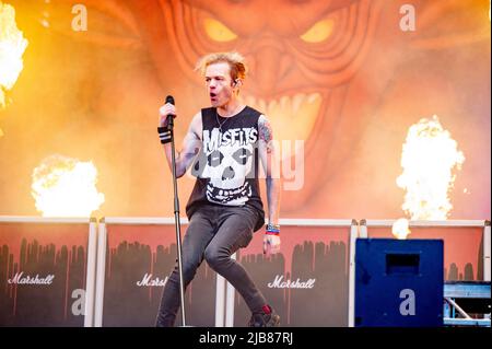 Leeds, UK. 03rd June 2022. Jason McCaslin, drummer Frank Zummo, guitarist Tom Thacker, lead vocalist Deryck Whibley, and guitarist Dave Baksh of Sum 41 headline Slam Dunk Festival at Temple Newsam, Leeds  . 2022-06-03. Credit:  Gary Mather/Alamy Live News Stock Photo