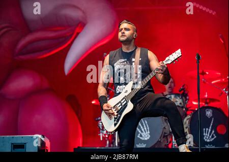 Leeds, UK. 03rd June 2022. Jason McCaslin, drummer Frank Zummo, guitarist Tom Thacker, lead vocalist Deryck Whibley, and guitarist Dave Baksh of Sum 41 headline Slam Dunk Festival at Temple Newsam, Leeds  . 2022-06-03. Credit:  Gary Mather/Alamy Live News Stock Photo