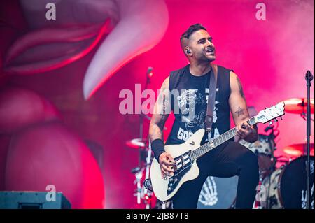 Leeds, UK. 03rd June 2022. Jason McCaslin, drummer Frank Zummo, guitarist Tom Thacker, lead vocalist Deryck Whibley, and guitarist Dave Baksh of Sum 41 headline Slam Dunk Festival at Temple Newsam, Leeds  . 2022-06-03. Credit:  Gary Mather/Alamy Live News Stock Photo