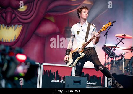 Leeds, UK. 03rd June 2022. Jason McCaslin, drummer Frank Zummo, guitarist Tom Thacker, lead vocalist Deryck Whibley, and guitarist Dave Baksh of Sum 41 headline Slam Dunk Festival at Temple Newsam, Leeds  . 2022-06-03. Credit:  Gary Mather/Alamy Live News Stock Photo