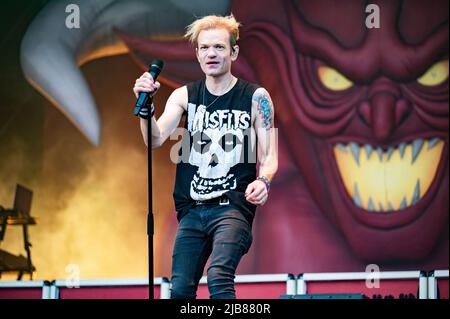 Leeds, UK. 03rd June 2022. Jason McCaslin, drummer Frank Zummo, guitarist Tom Thacker, lead vocalist Deryck Whibley, and guitarist Dave Baksh of Sum 41 headline Slam Dunk Festival at Temple Newsam, Leeds  . 2022-06-03. Credit:  Gary Mather/Alamy Live News Stock Photo