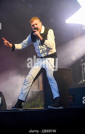 Doncaster, UK. 03rd June, 2022. Ricky Wilson performs live after the races at Doncaster Racecourse with the Kaiser Chiefs. Credit: SOPA Images Limited/Alamy Live News Stock Photo