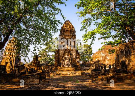 Wat Phra Mahathat temple with head statue trapped in bodhi tree in Phra Nakhon Si Ayutthaya, Thailand Stock Photo